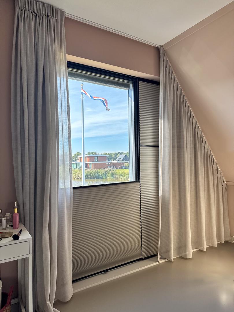 Luxaflex® Duette® Shade | Stof: Elan Full Tone RD 32 mm 7850 (Fulltone verduisterend) | Systeemkleur: Black Satin | Top Down - Bottom Up