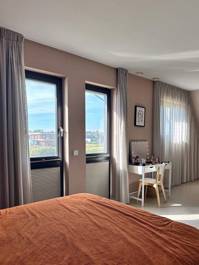 Luxaflex® Duette® Shade | Stof: Elan Full Tone RD 32 mm 7850 (Fulltone verduisterend) | Systeemkleur: Black Satin | Top Down - Bottom Up