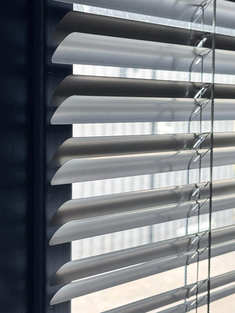 Verano® aluminium jaloezie 25 mm | Lamelkleur: zilver 10.2363 met Megaview