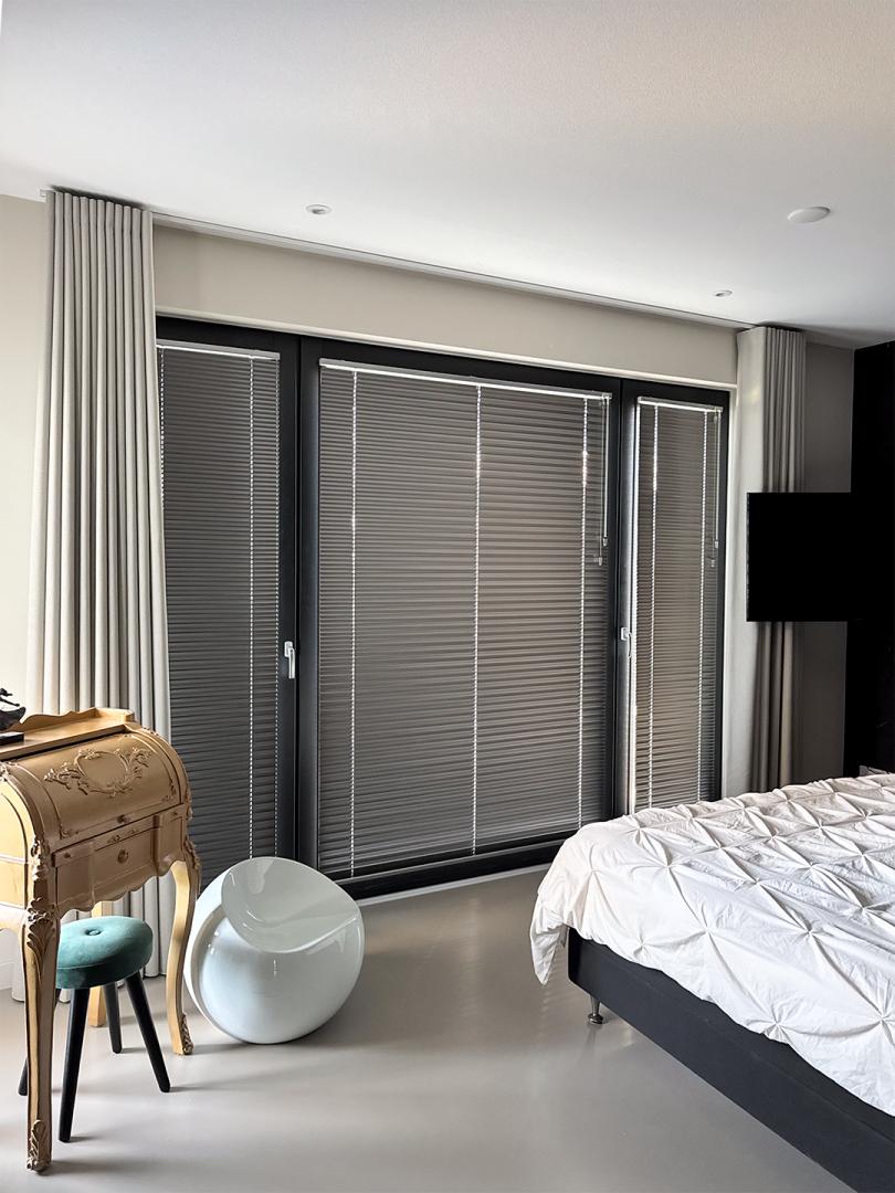 Verano® aluminium jaloezie 25 mm | Lamelkleur: zilver 10.2363 met Megaview