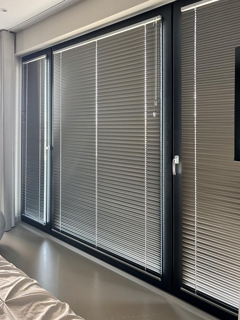 Verano® aluminium jaloezie 25 mm | Lamelkleur: zilver 10.2363 met Megaview