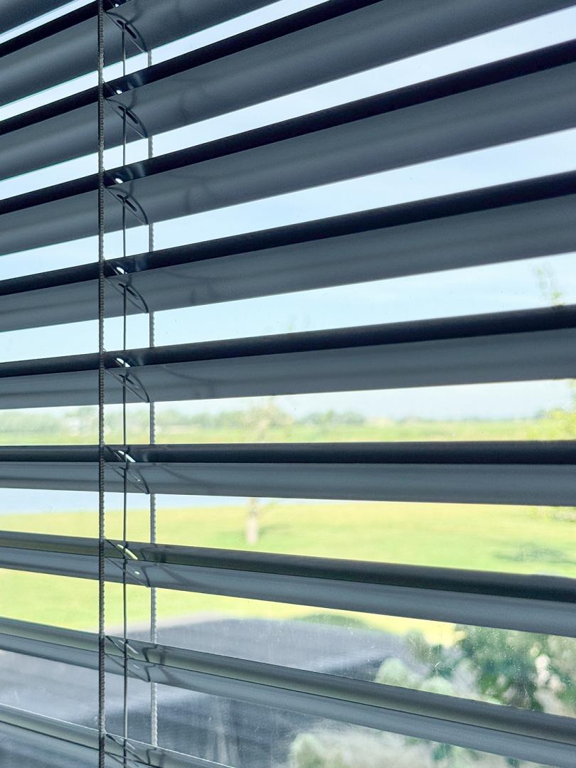 Verano® aluminium jaloezie 25 mm | Lamelkleur: zilver 10.2363 met Megaview