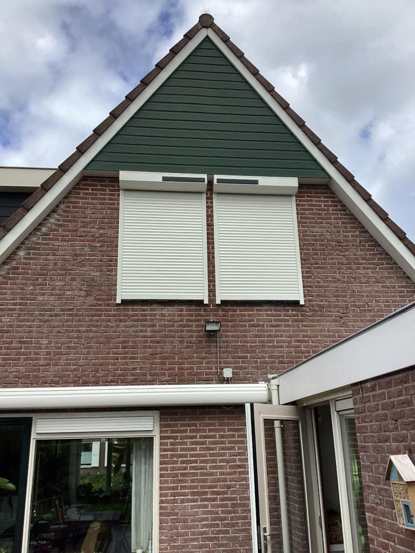 Alutech Rolluik AR40 met schuine omkasting | Profiel- en lamelkleur: Crème wit RAL9001 | Huismerk solar motor