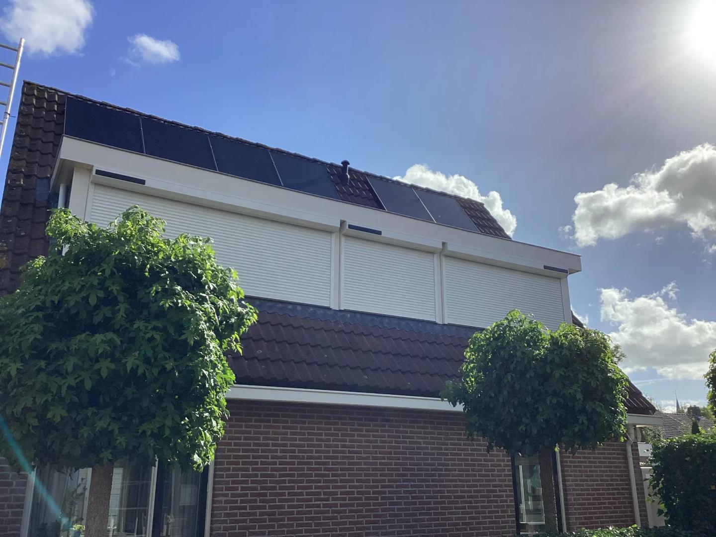 Alutech Rolluik AR40 met schuine omkasting | Profiel- en lamelkleur: Crème wit RAL9001 | Huismerk solar motor