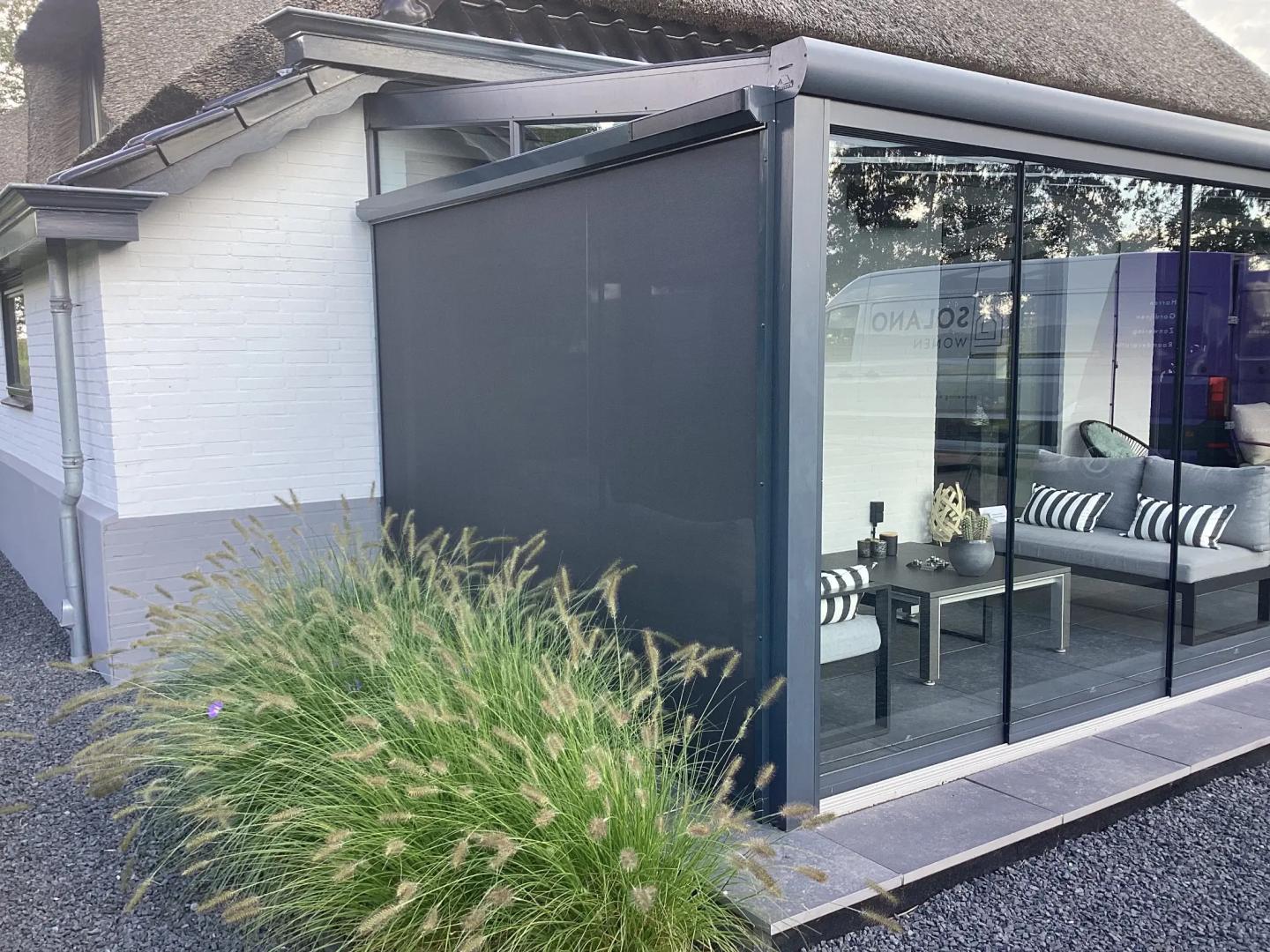 Solano ritsscreen standaard met schuine omkasting | Profielkleur: Antracietgrijs RAL7016 | Doekkleur: Charcoal 010010 | Huismerk solar motor