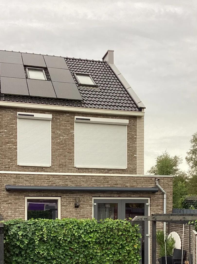 Alutech rolluik AR41 met schuine omkasting en huismerk solar motor | Profielkleur: Zuiverwit RAL9010 | Lamelkleur: Zuiverwit RAL9010