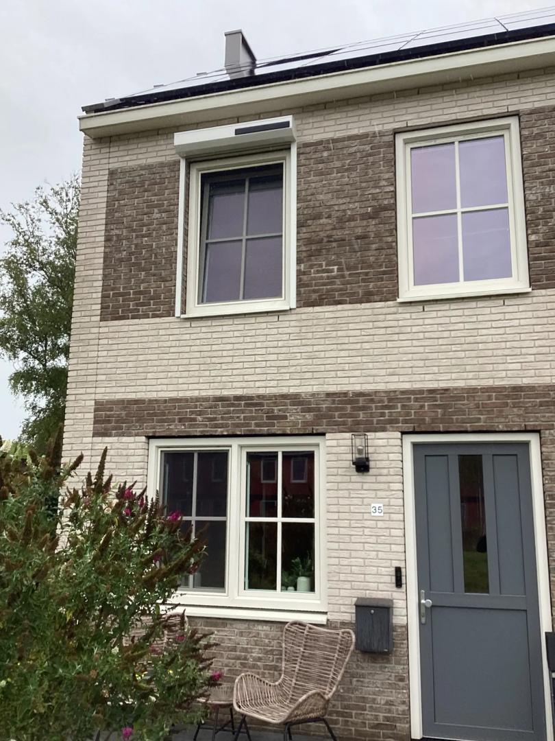 Alutech rolluik AR41 met schuine omkasting en huismerk solar motor | Profielkleur: Zuiverwit RAL9010 | Lamelkleur: Zuiverwit RAL9010