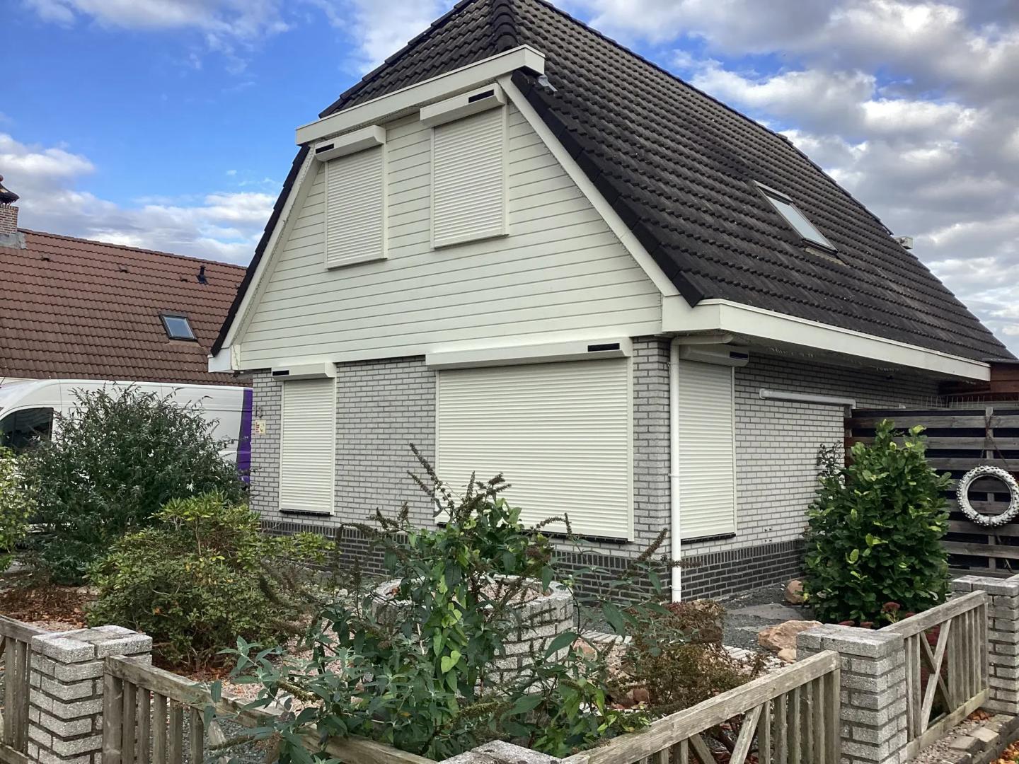 Alutech Rolluik AR41 met schuine omkasting en Somfy RS100 Solar io motor | Profiel- en lamelkleur: Crèmewit RAL9001