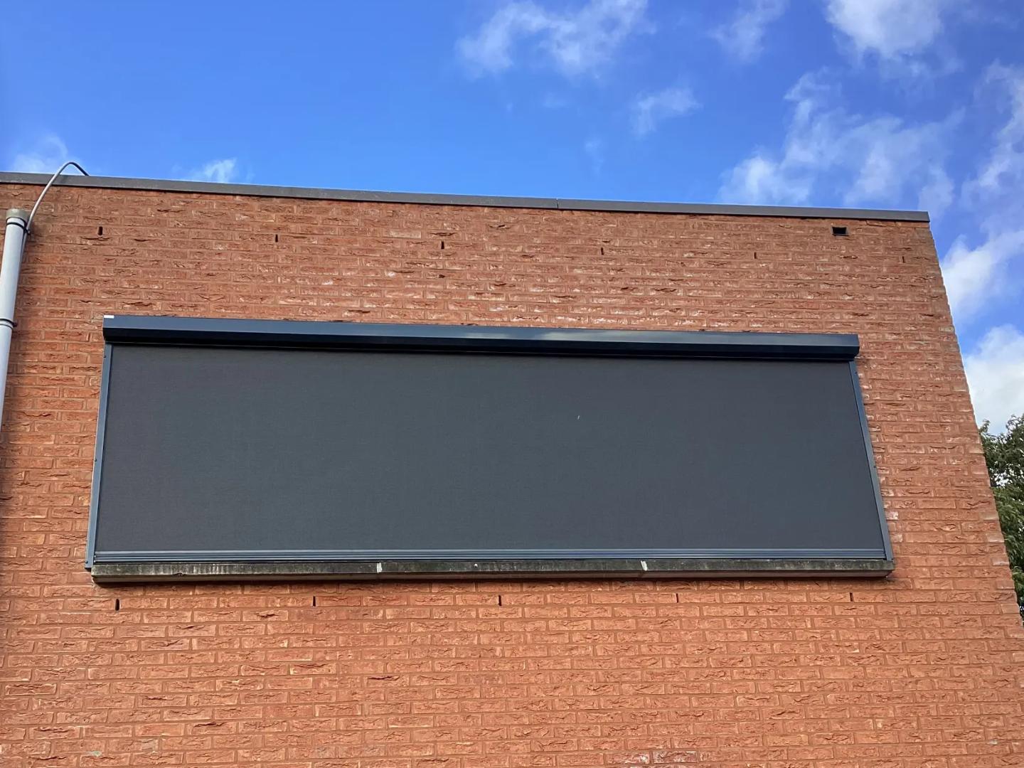 Solano ritsscreen standaard met schuine omkasting | Profielkleur: antracietgrijs RAL7016 | Doekkleur: zwart 118118 serge 3%