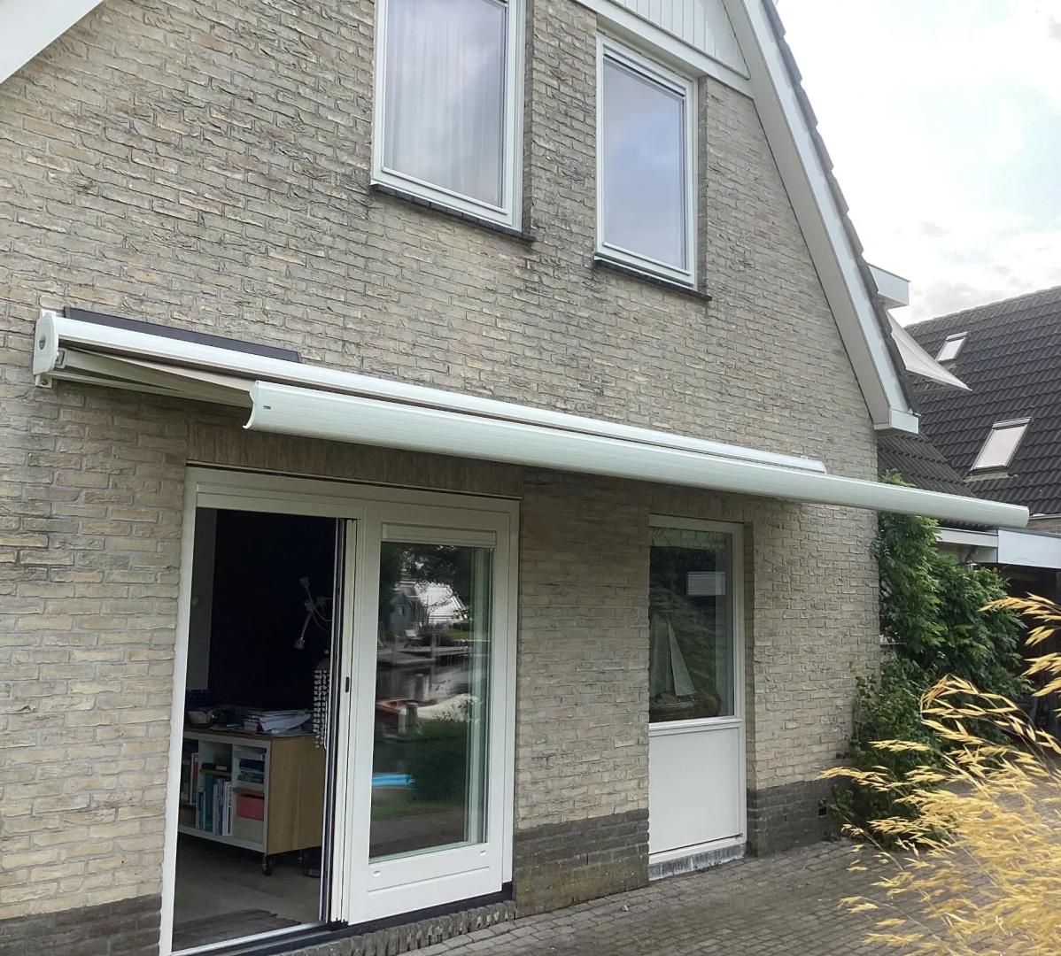 Rainbow Ibiza Plus met Brel Solar motor | Profielkleur: Zuiverwit RAL9010 | Stofkleur: Dickson U371