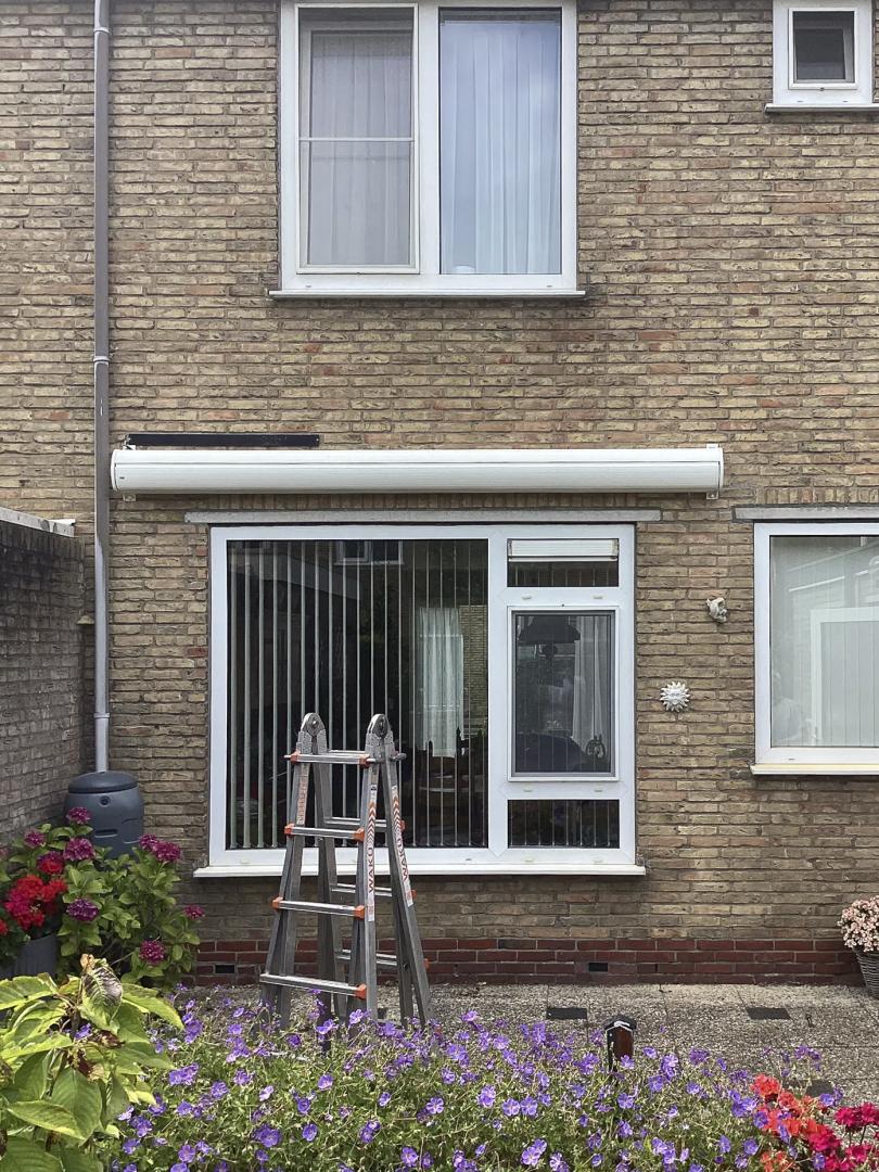 Rainbow knikarmscherm Ibiza Plus met Brel solar motor | Profielkleur: Zuiverwit RAL9010 | Stofkleur: Docril 108