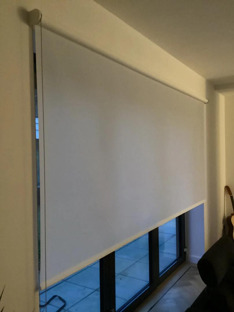 Solano rolgordijn standaard | Stofkleur: Lichtdoorlatend Sneeuwwit 3016 | Systeemkleur: wit | Type buis: 45mm | Beklede onderlat