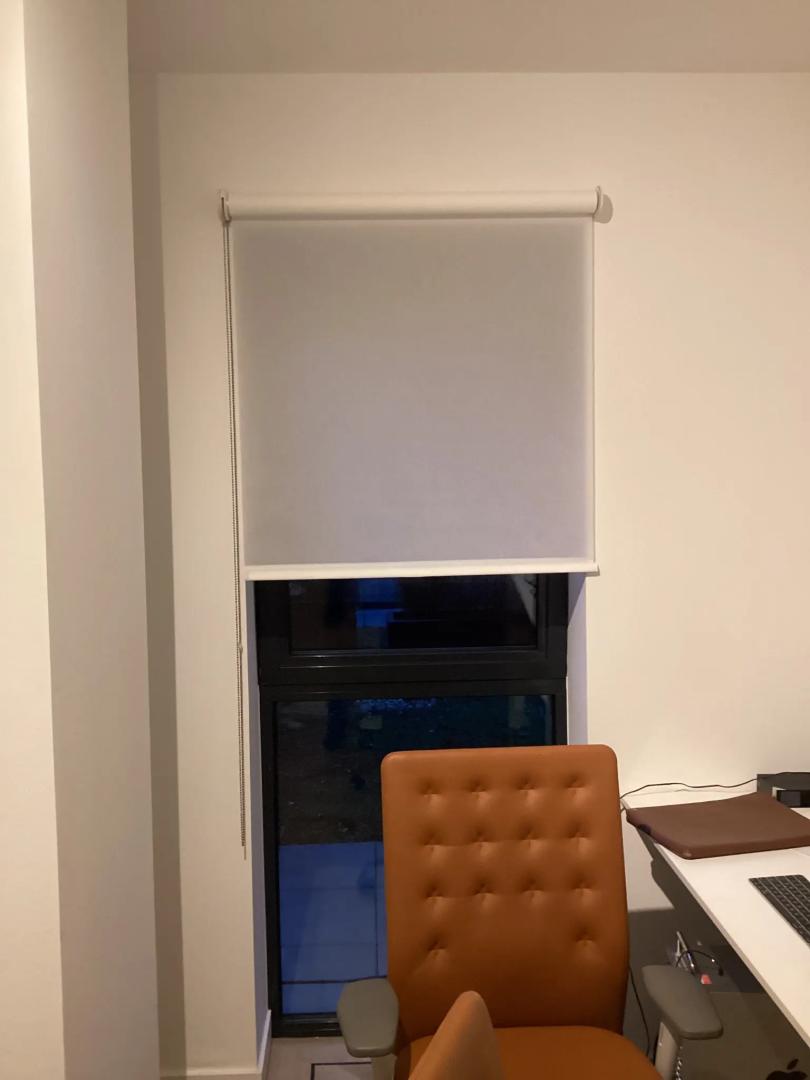 Solano rolgordijn standaard | Stofkleur: Lichtdoorlatend Sneeuwwit 3016 | Systeemkleur: wit | Type buis: 45mm | Beklede onderlat