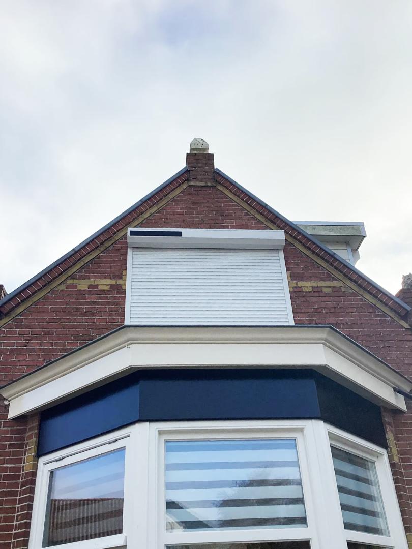 Alutech Rolluik ARH40 met schuine omkasting en huismerk solar motor | Profielkleur: Zuiverwit RAL9010 | Lamelkleur: Zuiverwit RAL9100