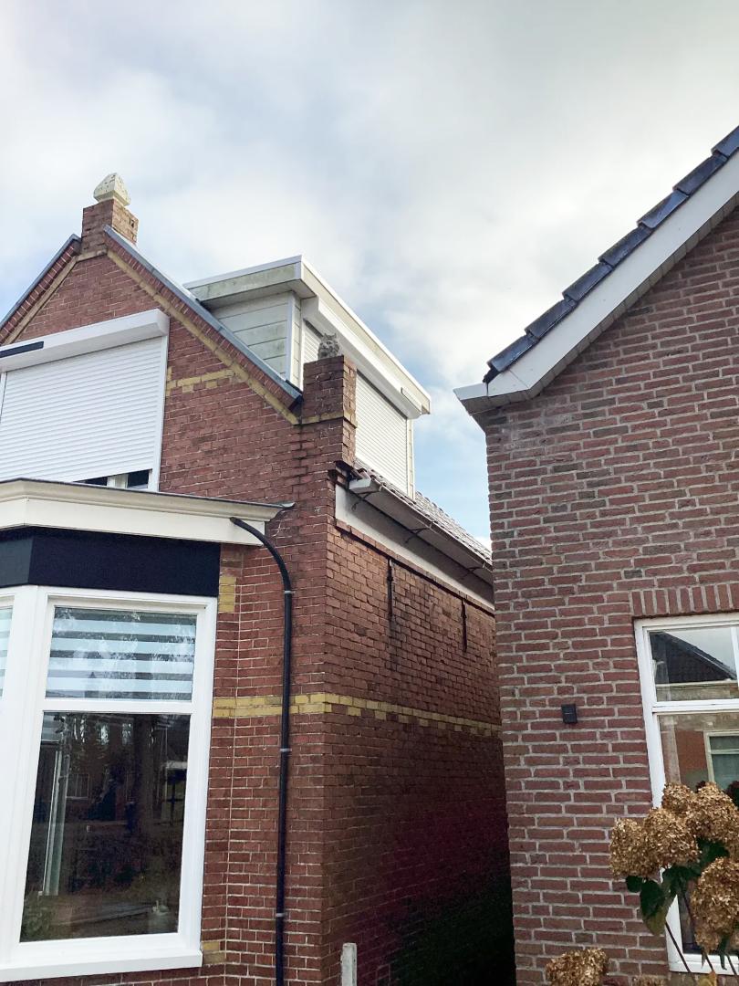 Alutech Rolluik ARH40 met schuine omkasting en huismerk solar motor | Profielkleur: Zuiverwit RAL9010 | Lamelkleur: Zuiverwit RAL9100