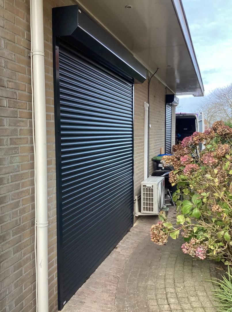 Heroal Rolluik RS54 met schuine omkasting | Lamelkleur: Antracietgrijs RAL7016 | Profielkleur: Antracietgrijs RAL7016