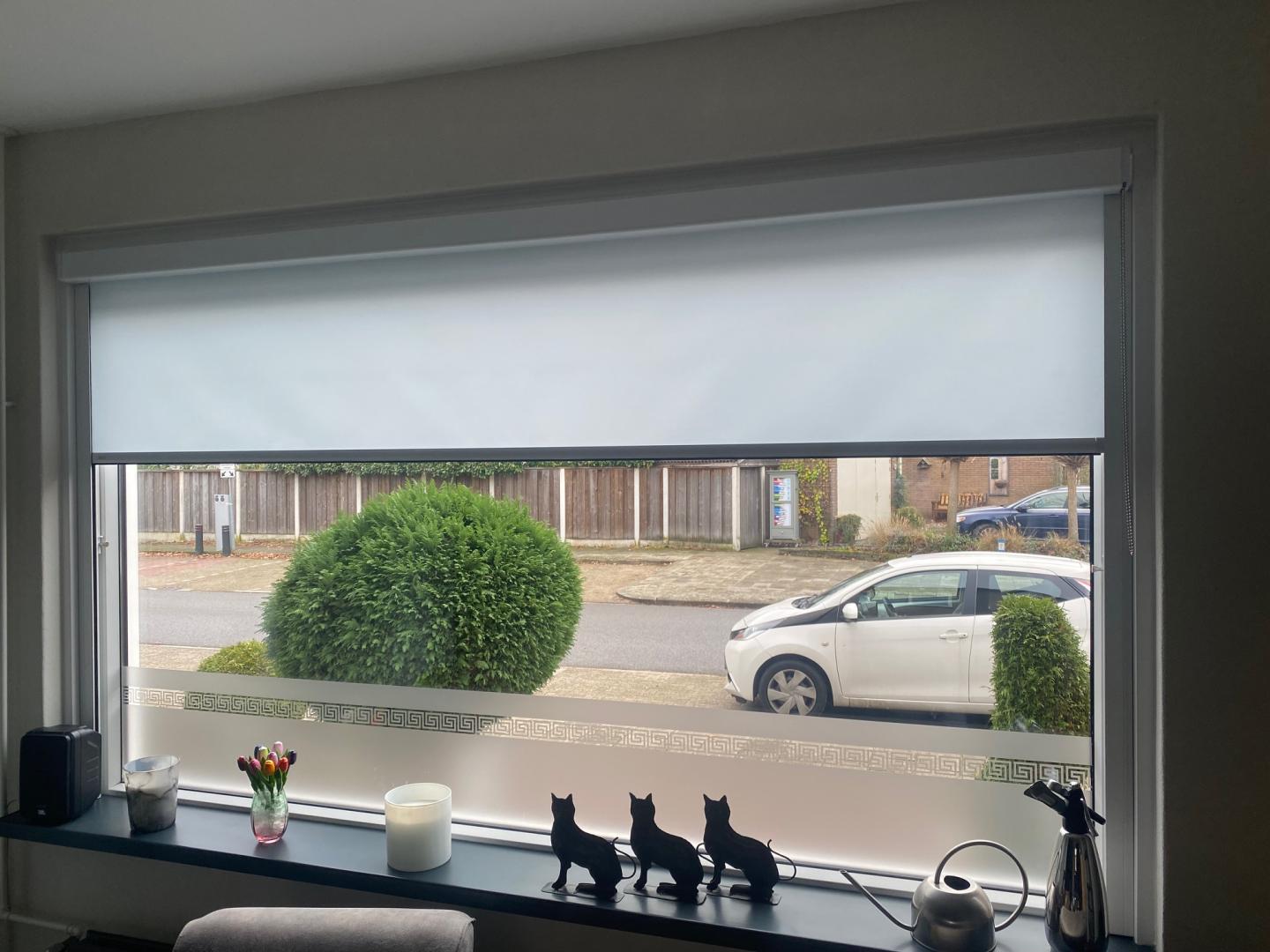 Verano Rolgordijn met vierkante cassette en zijgeleidingsprofiel borstel | Stofkleur: Grijsblauw 72.1472 Lichtdoorlatend | Systeemkleur: Wit RAL9016