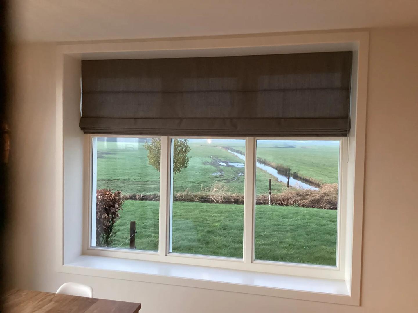 Luxaflex vouwgordijn Ballina front | Stofkleur: Kalix 9893 Lichtdoorlatend | Eindloos ketting