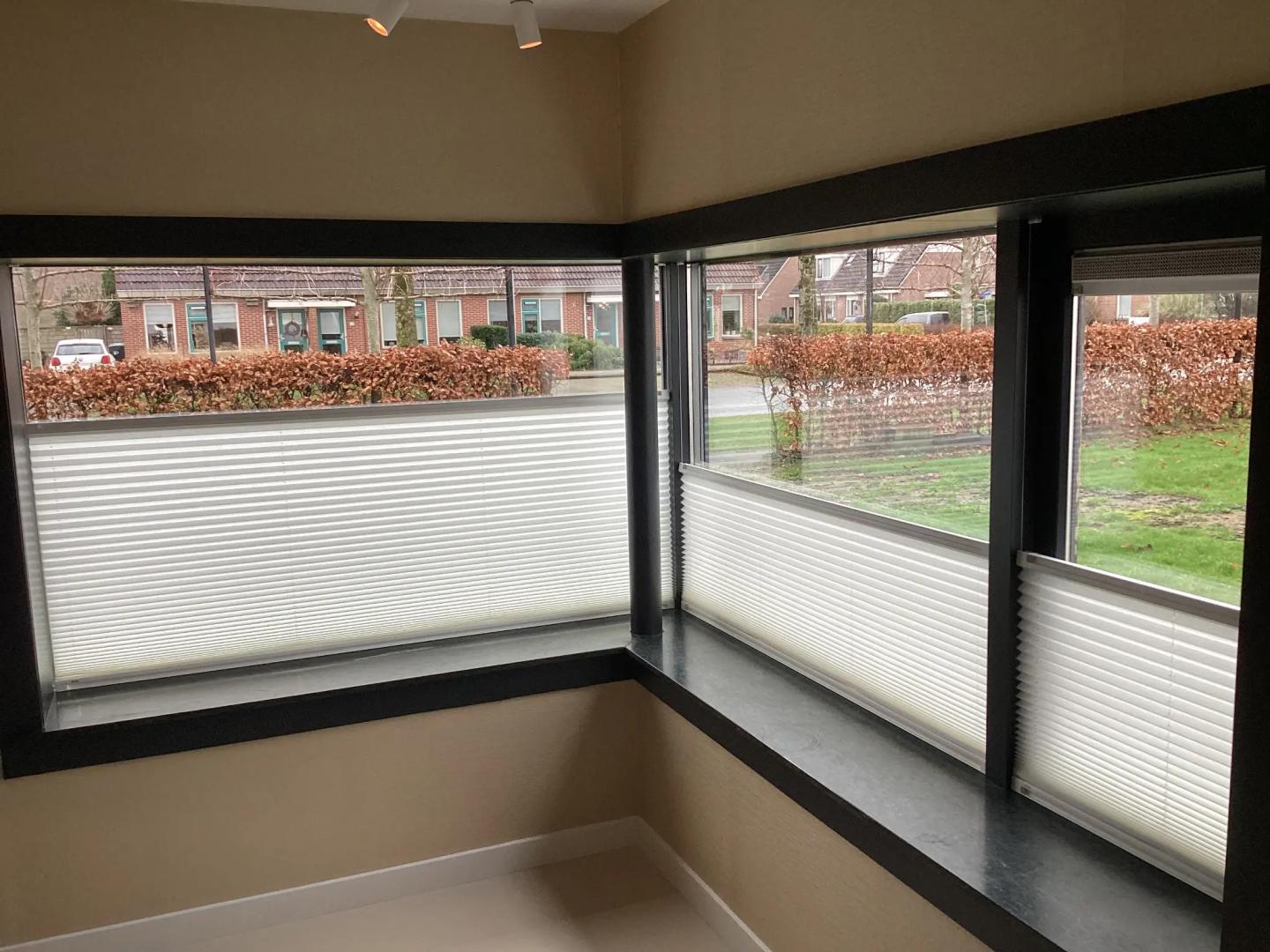 Verano plisségordijn | Stofkleur: wol wit 72.0395 (semi-transparant) | Systeemkleur: wit structuurlak RAL 9016