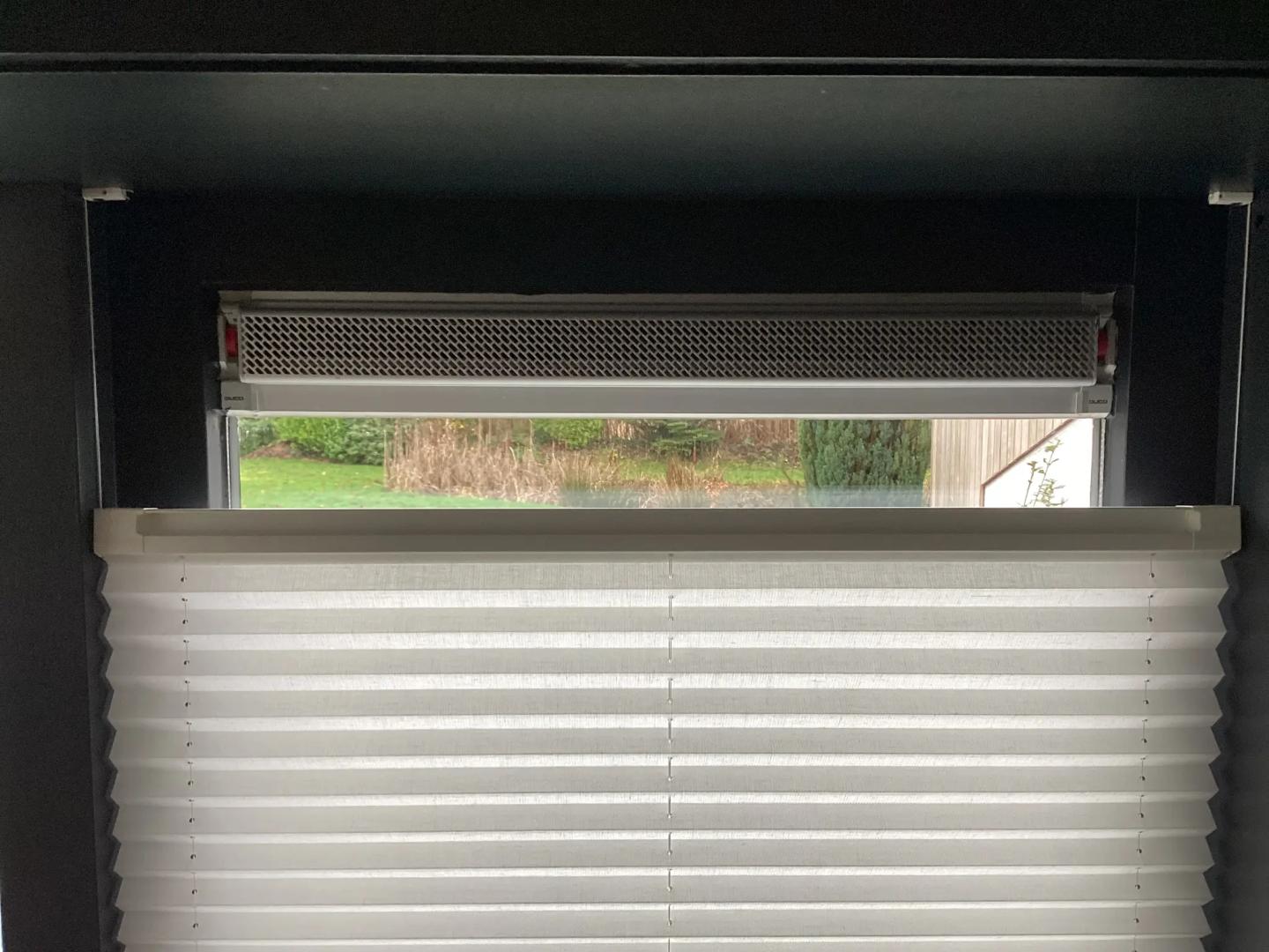 Verano plisségordijn | Stofkleur: wol wit 72.0395 (semi-transparant) | Systeemkleur: wit structuurlak RAL 9016