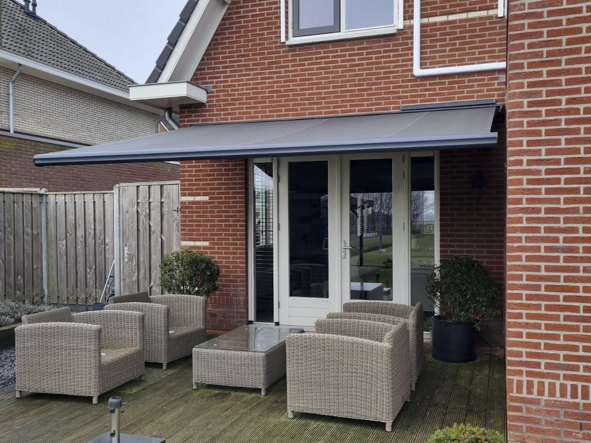 Solano Voorraadmodel knikarmscherm ACTIE | Stof: Donkergrijs 19.017 | Brel Solar motor