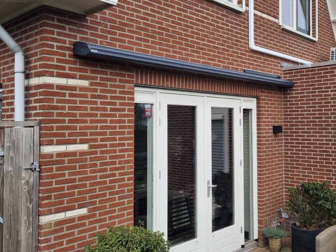 Solano Voorraadmodel knikarmscherm ACTIE | Stof: Donkergrijs 19.017 | Brel Solar motor