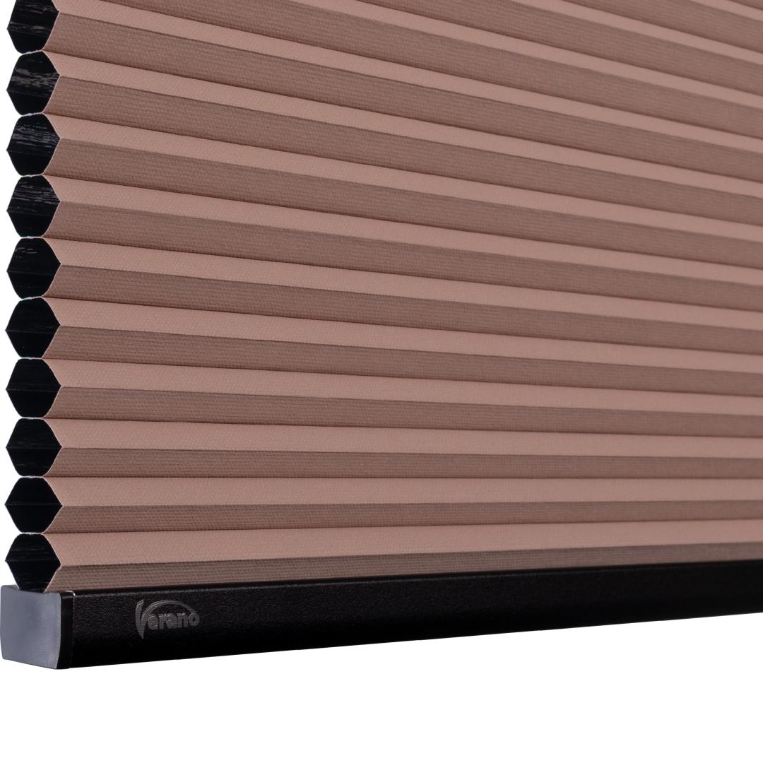 Verano duo plisségordijn | Stof: 72.0311 | Bovenbak en onderlat: Gitzwart structuurlak | Bediening: Trekkoord Top Down Bottom Up