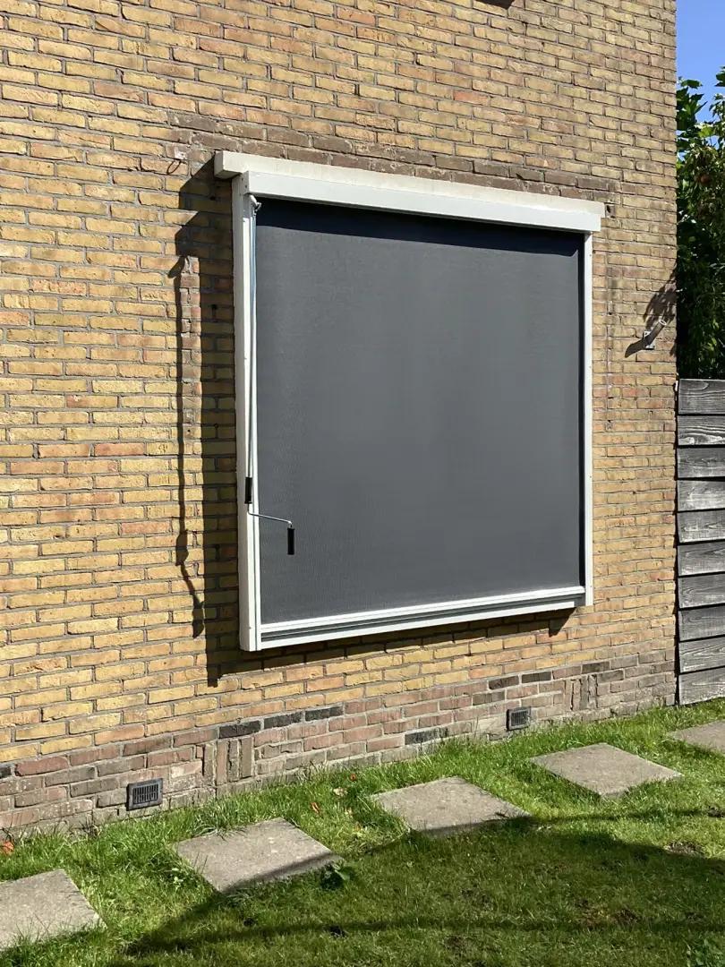 Solano screen standaard met slingerstang | Rechte omkasting | Doekkleur: Serge3% Grijs-zwart 108118 | Profielkleur: Zuiverwit RAL9010