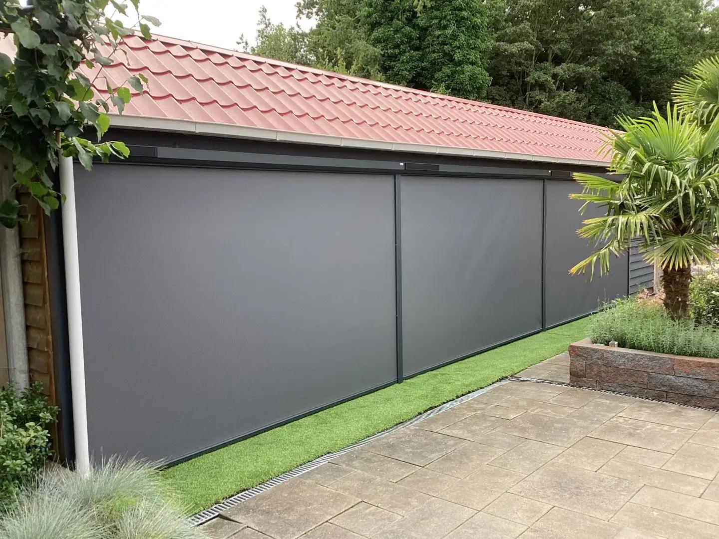 3x Solano Ritsscreen Standaard met huismerk solar bediening | Profielkleur: Antraciet structuurlak RAL 7S16 | Doekkleur: Grijs zwart 108118