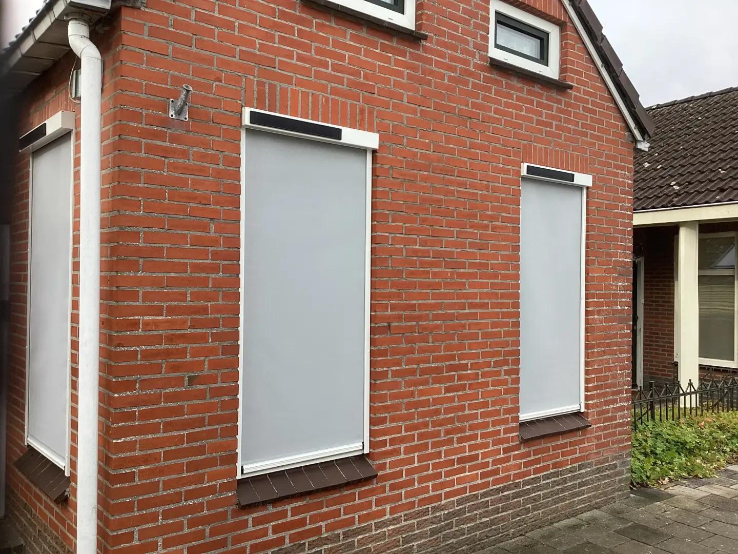 Solano ritsscreen standaard met rechte omkasting en huismerk solar motor | Profielkleur: Zuiverwit RAL9010 | Doekkleur: Wit-grijs 108101