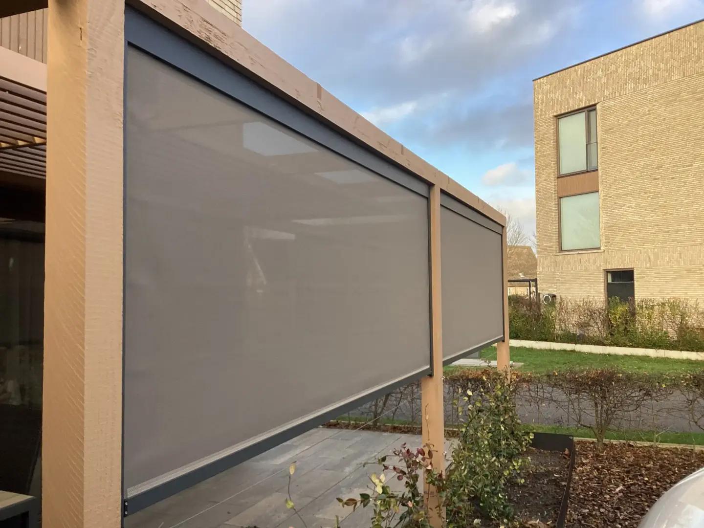 Solano Ritsscreen Comfort | 95mm Schuine Omkasting | Profielkleur: Antraciet Structuurlak RAL 7S16 | Doekkleur: Zwart-beige 118112 | Slingerstang