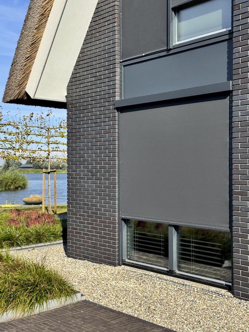 Solano Ritsscreen Smart | Profielkleur: Zwartgrijs structuurlak RAL 7S21 | Doekkleur: Sergé 3% Zwart 118118