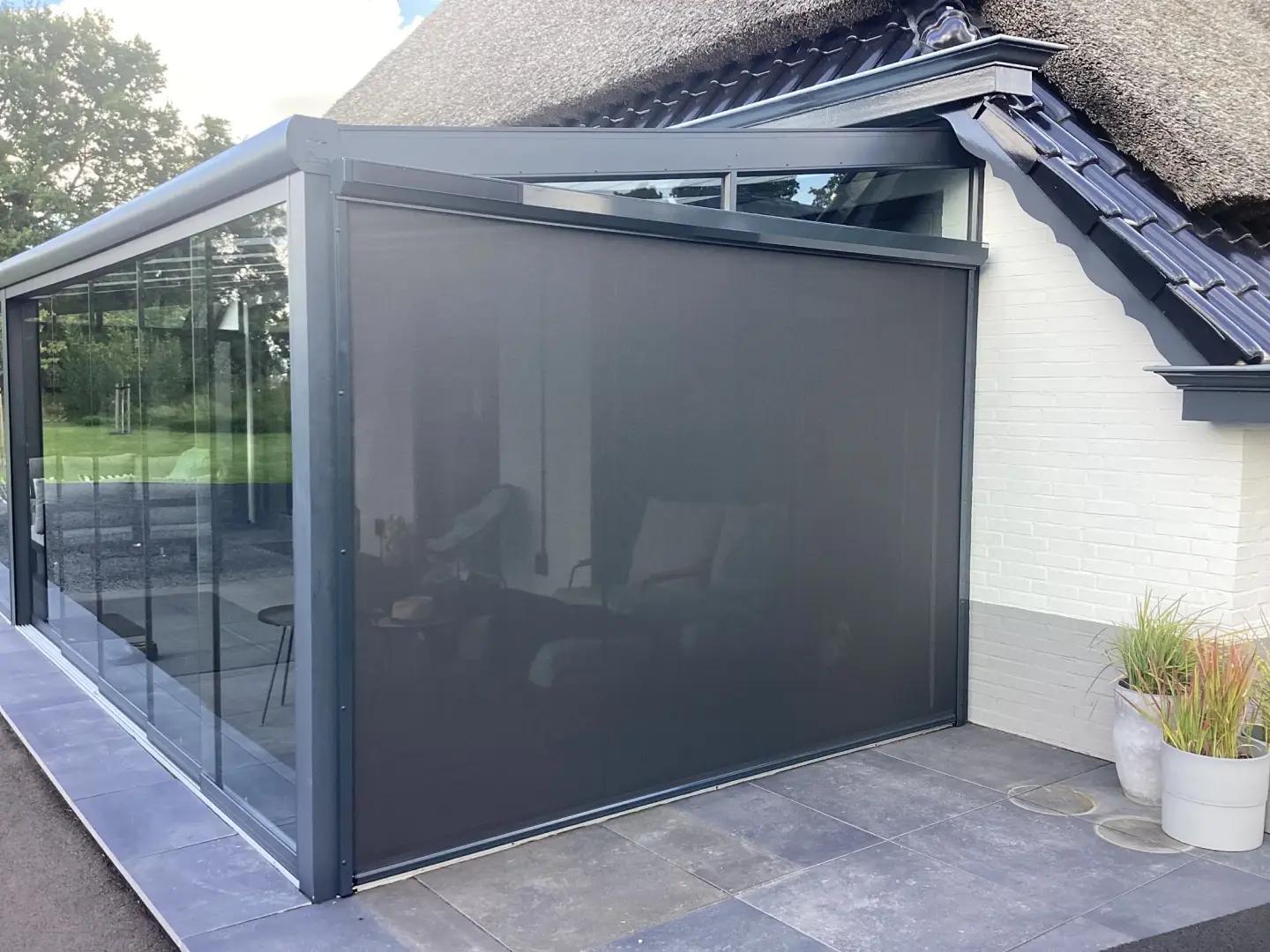 Solano ritsscreen standaard met schuine omkasting | Profielkleur: Antracietgrijs RAL7016 | Doekkleur: Charcoal 010010 | Huismerk solar motor