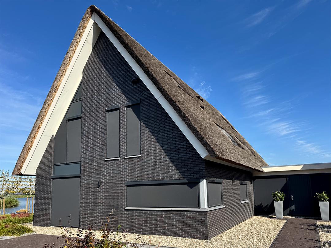 Solano Ritsscreen Smart | Profielkleur: Zwartgrijs structuurlak RAL 7S21 | Doekkleur: Sergé 3% Zwart 118118