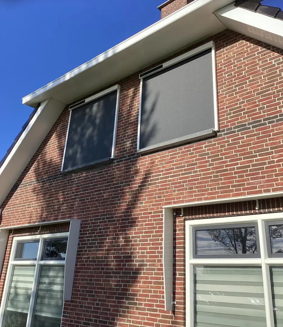 Solano Ritsscreen Smart met huismerk solar motor en rechte omkasting | Profielkleur: zuiverwit RAL9010 | Doekkleur: zwart 118118 sergé 3%