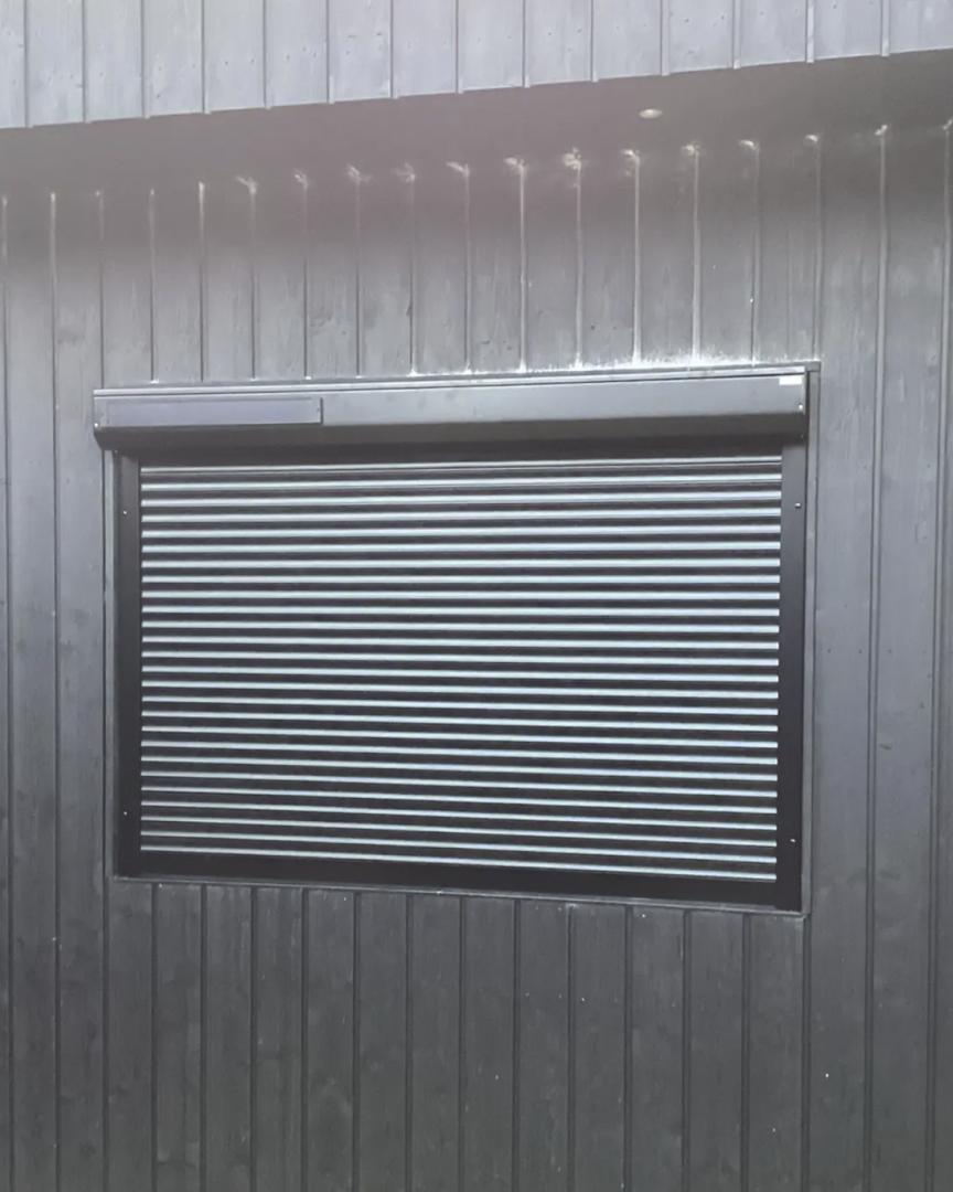 Heroal Rolluik RS37 (HR37) | Lamelkleur: Gitzwart RAL 9005 | Profielkleur: Gitzwart RAL 9005 | Bediening: Huismerk Solar motor | Schuine omkasting | HTF Geleiders