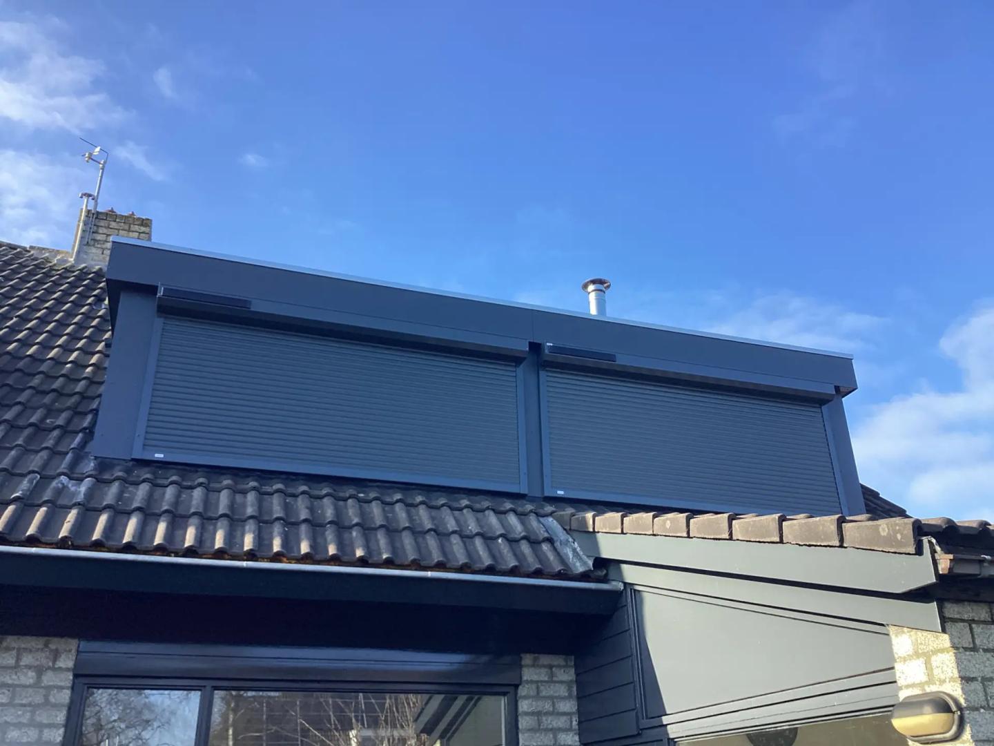 Heroal Rolluik RS42 (HK842) | Lamelkleur: Antracietgrijs RAL7016 | Profielkleur: Antracietgrijs RAL7016 | Schuine omkasting | HTF12 geleiders | Bediening: Huismerk solar motor