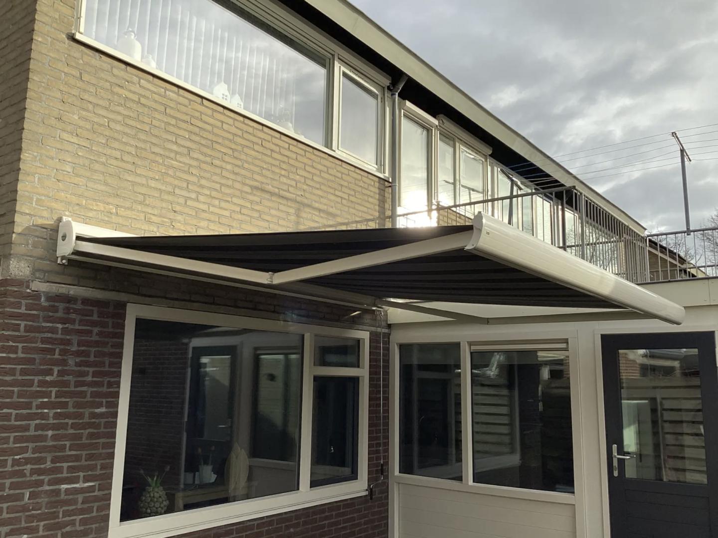 Rainbow Knikarmscherm Ibiza Plus | Stofkleur: Dickson D330 | Profielkleur: Cremewit RAL9001 | Bediening: Handmatig met draaistang