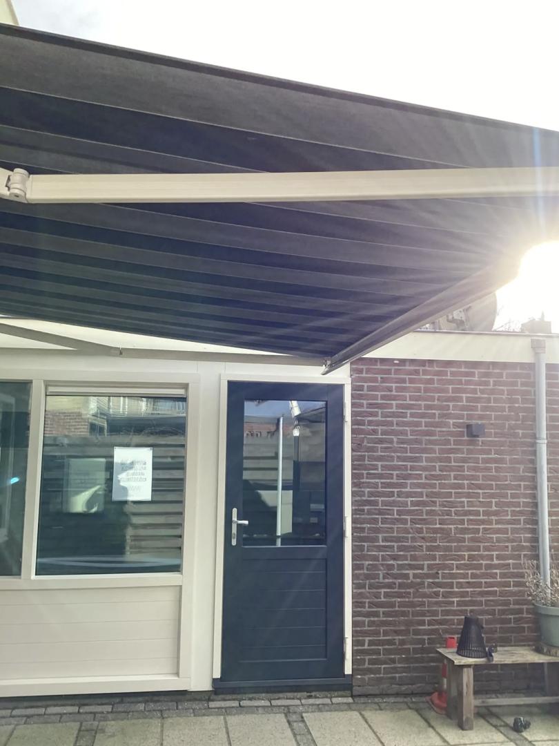 Rainbow Knikarmscherm Ibiza Plus | Stofkleur: Dickson D330 | Profielkleur: Cremewit RAL9001 | Bediening: Handmatig met draaistang