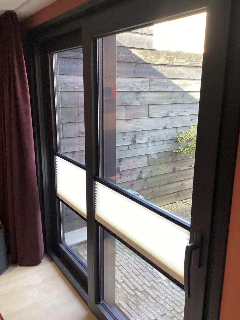 Verano Plisségordijn met PlakFix profielen | Stofkleur: Wol wit 72.0395 Semi transparant | Systeemkleur: Zwart mat