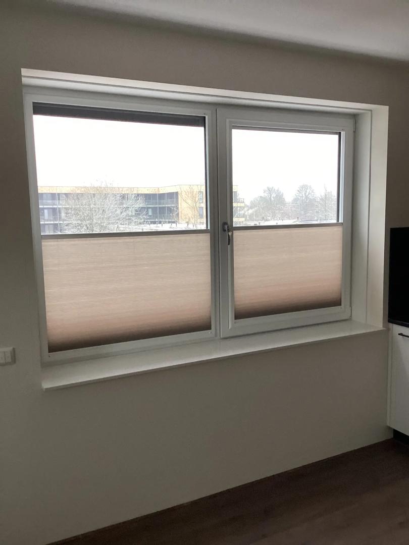 KEJE Splendid Pliss | Stofkleur: Aardebeige D5125 Fulltone lichtdoorlatend | Profielkleur: Verkeerswit RAL9016