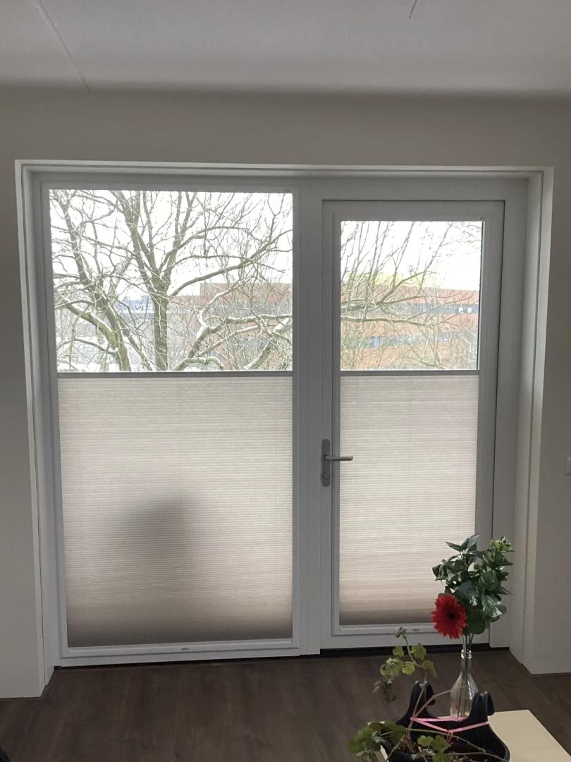 KEJE Splendid Pliss | Stofkleur: Aardebeige D5125 Fulltone lichtdoorlatend | Profielkleur: Verkeerswit RAL9016