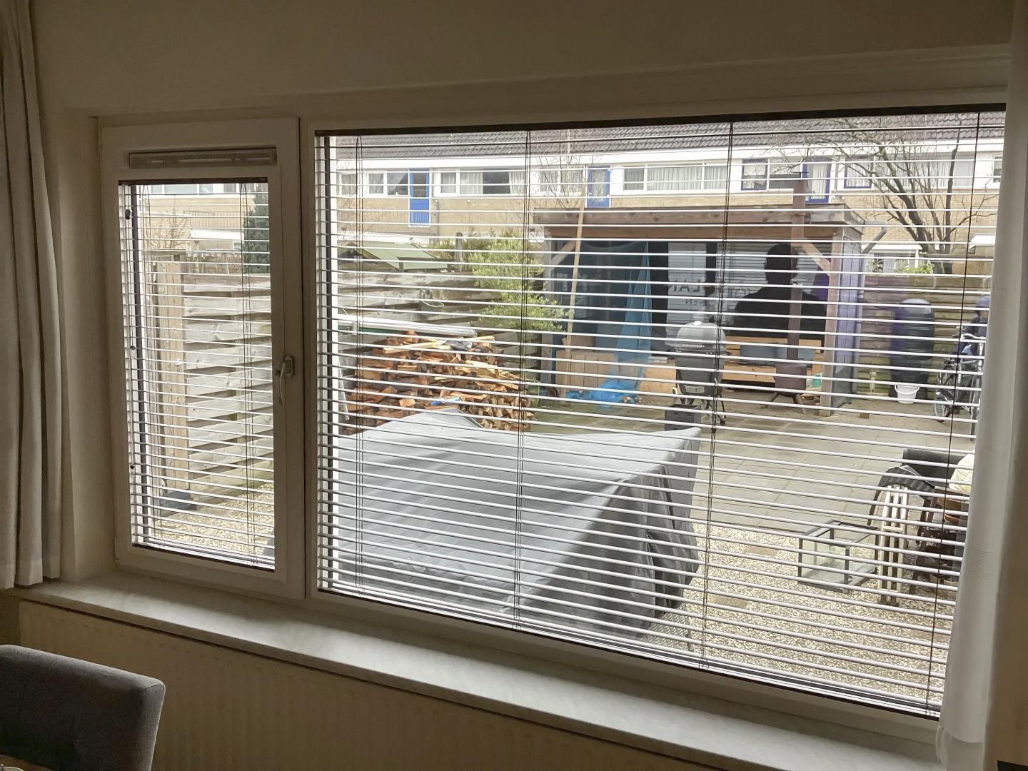 Verano SmartFit Pro aluminium jaloezie 25mm | Profielkleur: Cremewit RAL9001 | Lamelkleur Brons geschuurd 10.2746