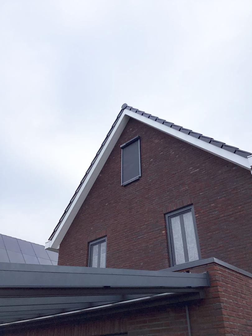 Solano ritsscreen Smart | Profielkleur: Antraciet structuurlak STR 7S16 | Doekkleur: Zwart 118118 | STG geleiders | Bediening: Huismerk solar