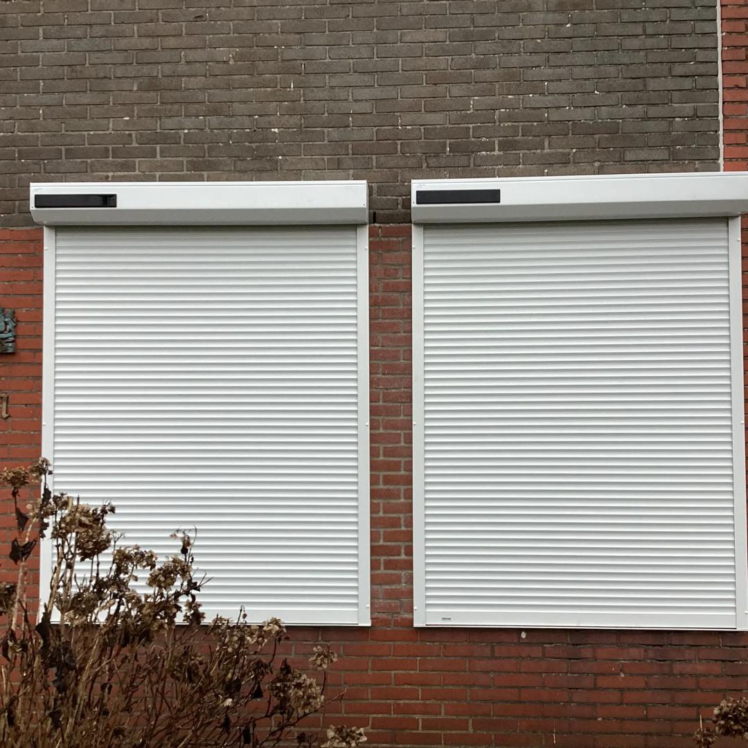 Heroal Rolluik RS37 (HR37) Profielkleur: Verkeerswit RAL9016 | Lamelkleur: Wit RAL9016 | Schuine omkasting | Bediening: Somfy RS100 Solar io