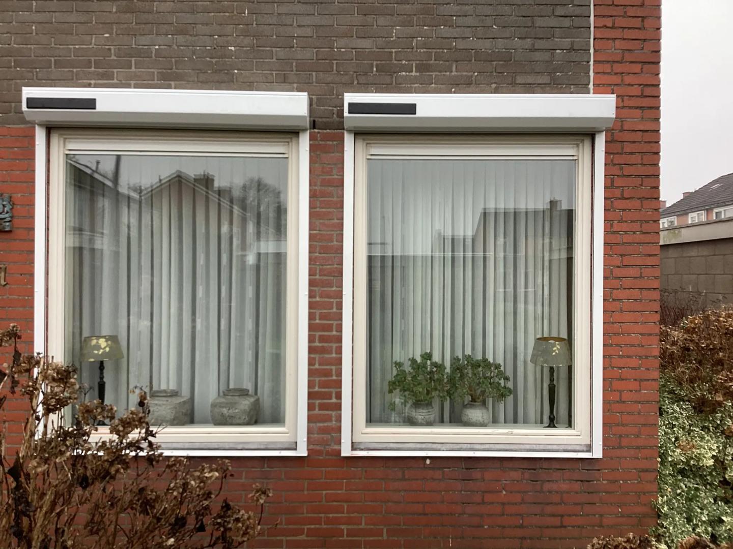 Heroal Rolluik RS37 (HR37) Profielkleur: Verkeerswit RAL9016 | Lamelkleur: Wit RAL9016 | Schuine omkasting | Bediening: Somfy RS100 Solar io