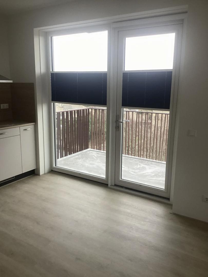 KEJE Splendid Pliss | Stofkleur: Donkerblauw zijdeglans B1280 Lichtdoorlatend | Profielkleur: Verkeerswit: RAL9016