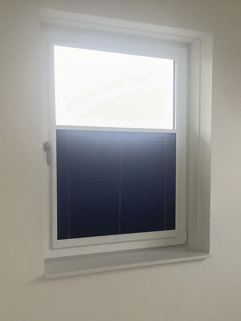 KEJE Splendid Pliss | Stofkleur: Donkerblauw zijdeglans B1280 Lichtdoorlatend | Profielkleur: Verkeerswit: RAL9016