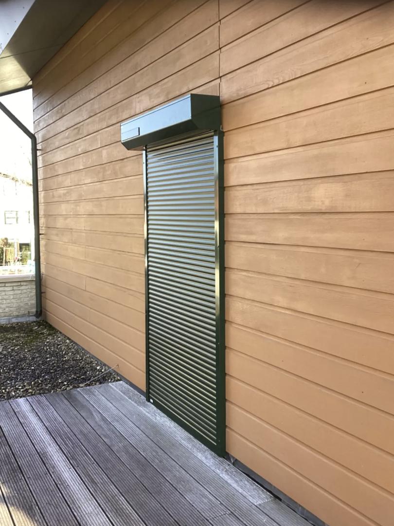 Heroal Rolluik RS38 Mini E | Lamelkleur: Dennengroen RAL6009 | Profielkleur: Dennengroen RAL6009 | Schuine omkasting | Geleiders: HTF20 | Bediening: Somfy RS100 Solar io