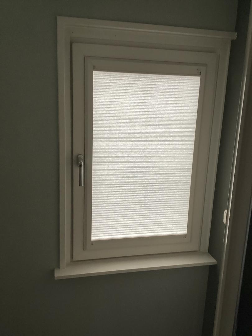 KEJE Splendid Pliss | Stofkleur: Steengrijs D74106 Lichtdoorlatend | Profielkleur: Cremewit RAL9001